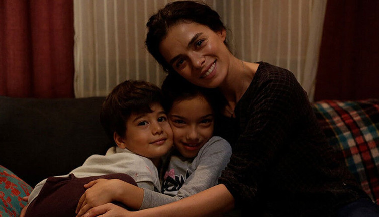 Çocuk oyuncunun ailesinden Özge Özpirinçci hakkında şok suçlama! “Kızımın üzerinden milyonlar kazandılar”