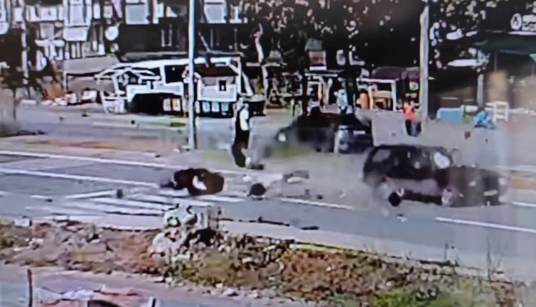 Karasu’da yaya geçidinde korkunç kaza! Anne öldü, kızı hastanede: Güvenlik kamerası her şeyi kaydetti