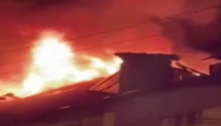 Burdur'da 2 katlı ev yandı