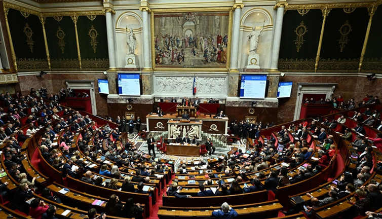 Fransa'da hükümet düştü