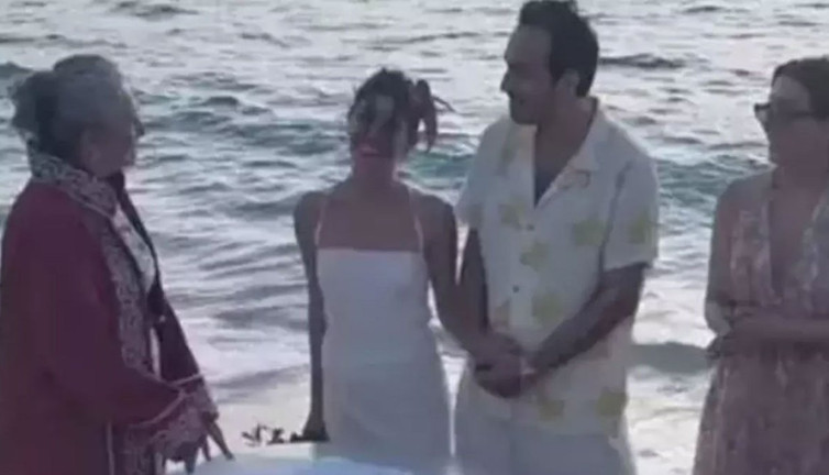 Oyuncu Ceren Moray kumsalda sessiz sedasız evlendi!