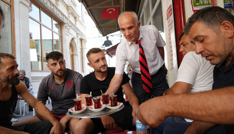 Kravatlı çaycı Samsun’u şaşırtıyor: 30 yıllık özen!