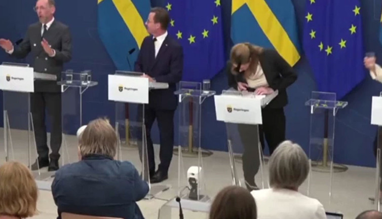 Sağlık Bakanı basın toplantısında bayıldı. O anlar kameralara yansıdı