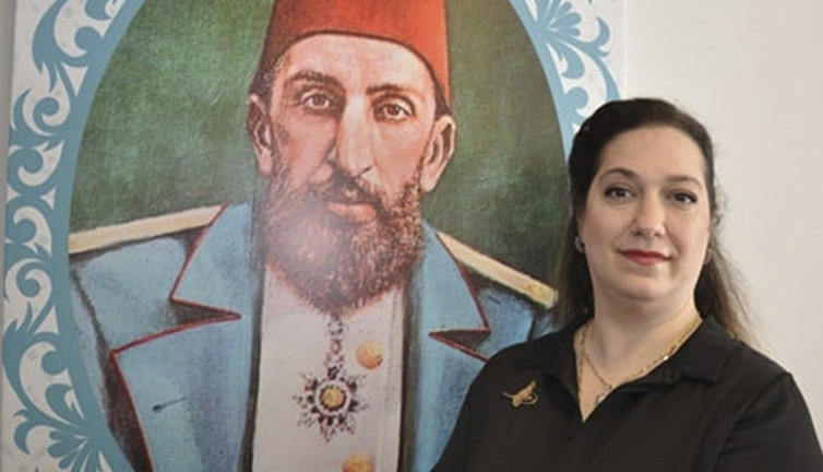 Osmanlı torunu iktidarı yerden yere vurdu! Sosyal medyanın gündemine oturdu…