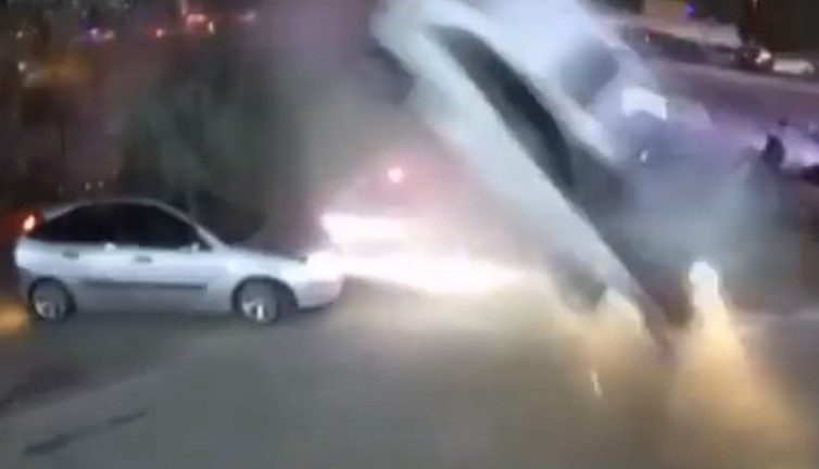 Ankara’da film gibi kaza! Otomobil uçtu, takla attı: Yaralılar var