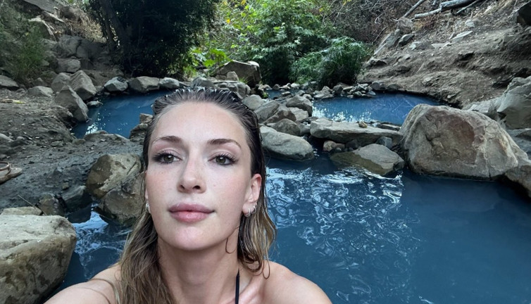 Yasemin Kay Allen’dan termal havuz keyfi! Cesur tatil paylaşımıyla büyüledi