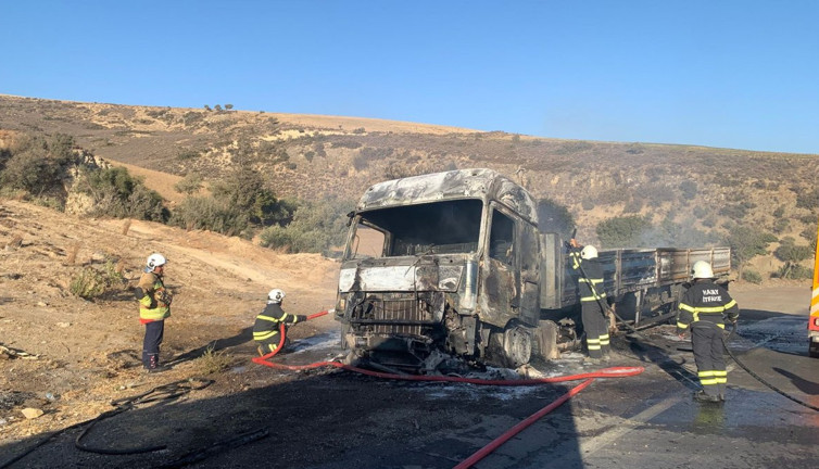 Seyir halinde alev alan TIR hurdaya döndü!