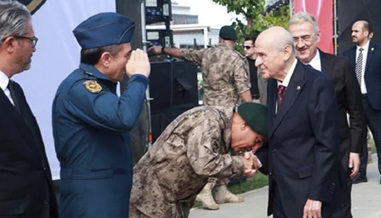 Babasının değil, Bahçeli’nin elini öpmüştü… Getirildiği mevki şoke etti!