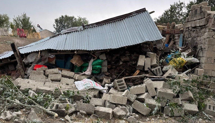 Fırtına Tezeren’de her şeyi yerle bir etti! Evler ve ahırlar yıkıldı: Yaralı var
