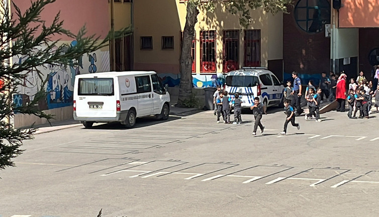 İlkokulda pastaya hücum hastanede bitti! Teneffüste yaşandı