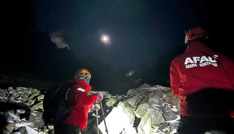 Kaçkar Dağı’nda nefes kesen operasyon! Sis ve tipiden yollarını kaybettiler