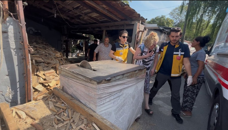 Yakacak odun kadını hastanelik etti