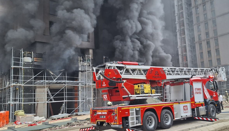 Fikirtepe’de dumanlar gökyüzünü kapladı! Canlarını çatıdan kaçarak kurtardılar