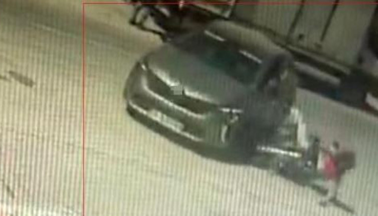 Kızın hayatını kask kurtardı