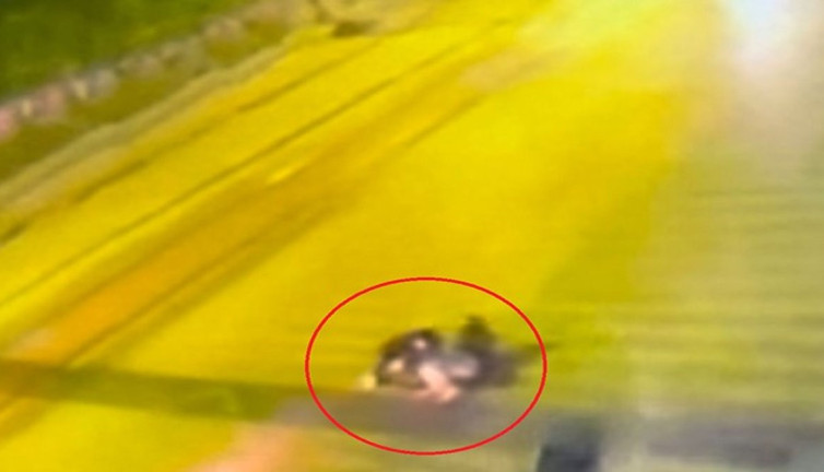 Boş yolda motosikletler çarpıştı