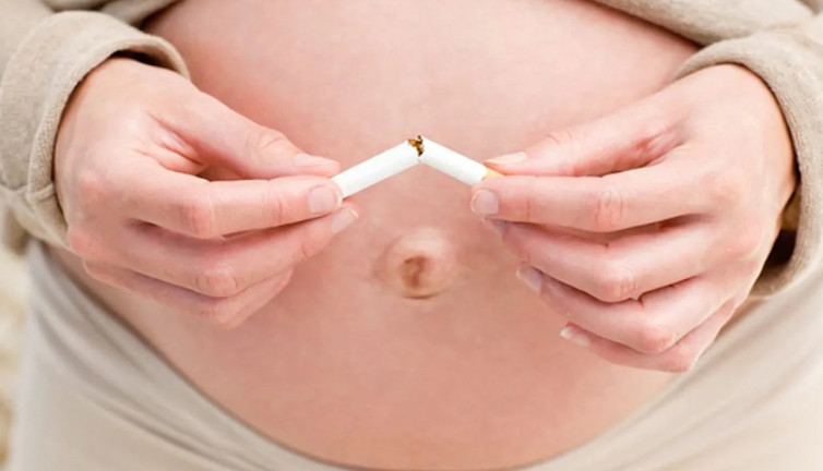 Annenin sigara içmesi bebeği boğuyor! Zehirlenme ve uzun vadeli akciğer hasarı!