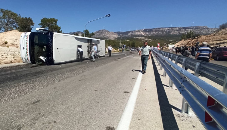 Mersin’de yolcu otobüsü kamyon ile çarpıştı! Ölü ve yaralılar var