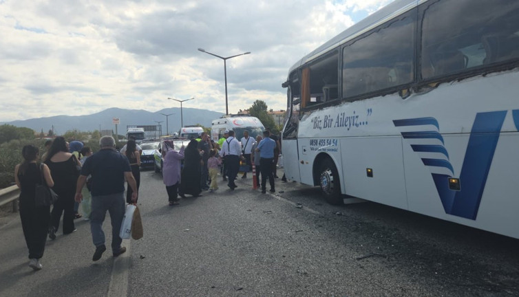 Bursa'da otobüs, TIR’a çarptı! Yaralılar var