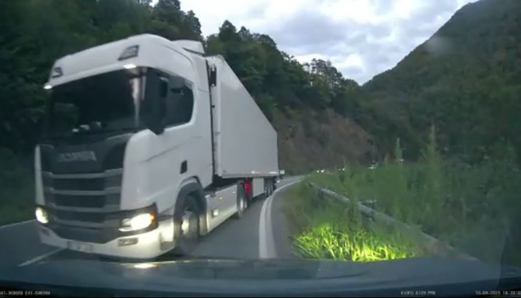 Artvin-Hopa Yolu'nda faciadan dönüldü: TIR ve otomobil ölümle burun buruna!