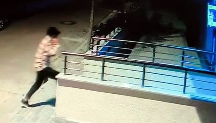 Avcılar’da çifte hırsızlık! Saniyeler içinde söküp aldı