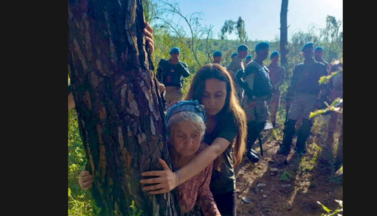 Ağaçlara sarılan eller sustu! Türkiye onu bu fotoğrafla tanımıştı