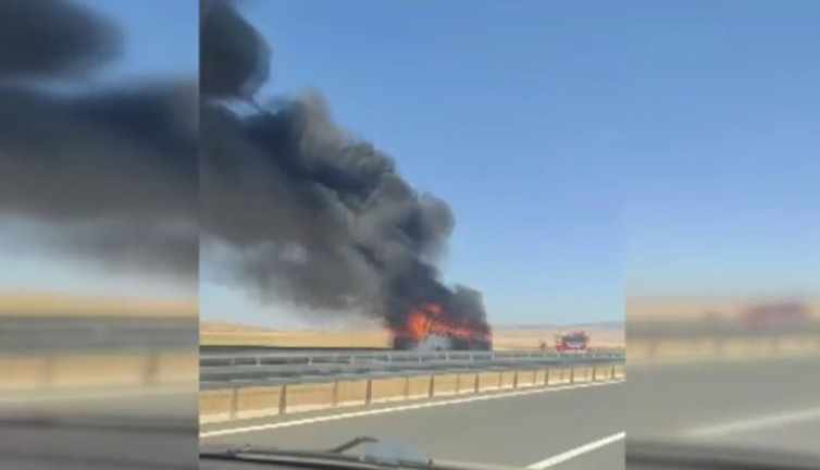Seyir halindeki yolcu otobüsü alev topuna döndü! Gölbaşı’nda facia ucuz atlatıldı