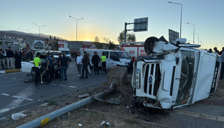 Suşehri’nde feci kaza! Tarım işçilerini taşıyan minibüs devrildi: 15 yaralı
