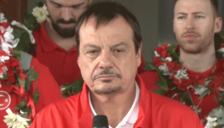 Ergin Ataman havalimanında gözyaşlarını tutamadı! "Çok üzgünüm"