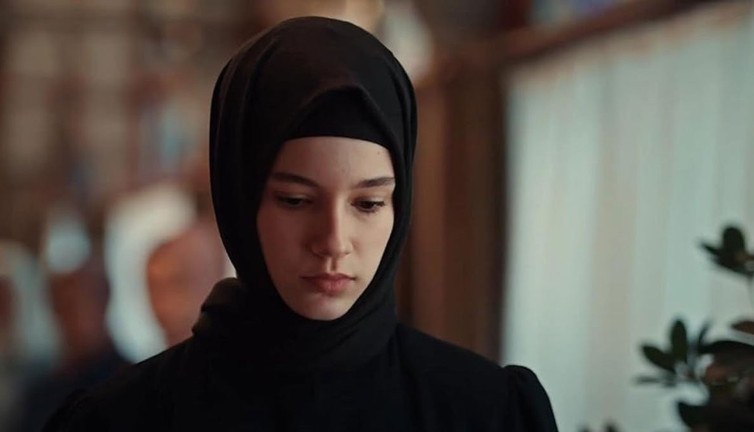 Kızıl Goncalar’ın Zeynep’i ödül gecesinde ortaya çıktı! “Yılın En İyi Çıkış Yapan” Oyuncusu seçildi