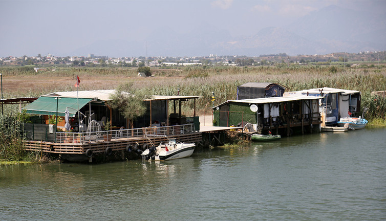 Antalya’da ‘Acısu Nehir’ kıyısında kaçak krallık! Fuhuş iddiaları ile gündeme geldi