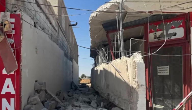 Tadilat sırasında tavan çöktü! İşçi molozlar arasında kaldı