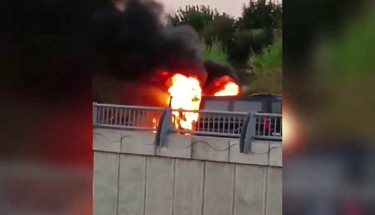 Tur minibüsü yandı! Facia önlendi