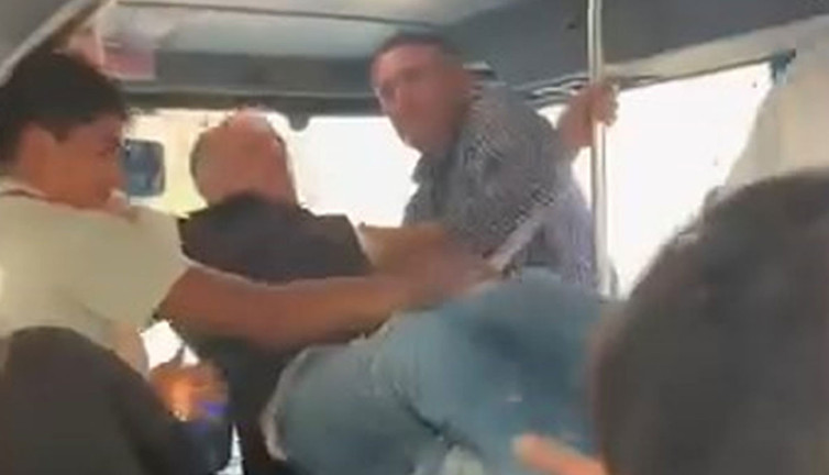 Otobüs şoförünün içinden Bruce Lee çıktı! Yolcuya uçan tekmeyi patlattı