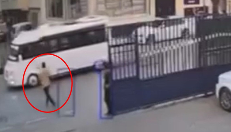 Minibüs hareket etti! Vatandaş durdurmak için koştu