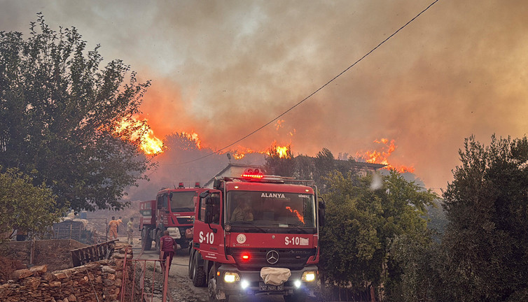 Orman yangını mahallelere sıçradı! Tahliye emri verildi: Rüzgarın etkisi ile giderek büyüyor