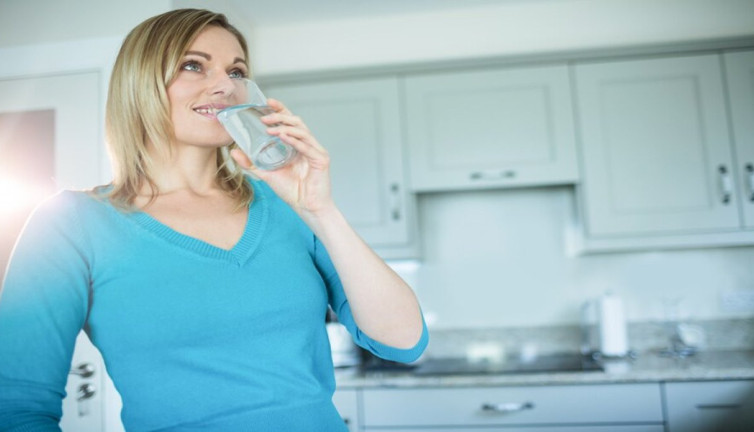 Sindirim sistemini yıkıma uğratan alışkanlık! Su yerine tüketiliyor
