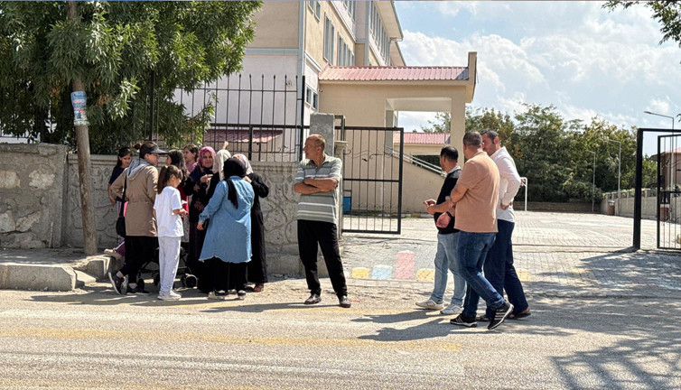 Van’da okul basan genç 2 öğretmeni sınıfta bıçakladı! Çığlık sesleri eğitim yuvasında yankılandı: Öğrencilerin gözleri önünde oldu