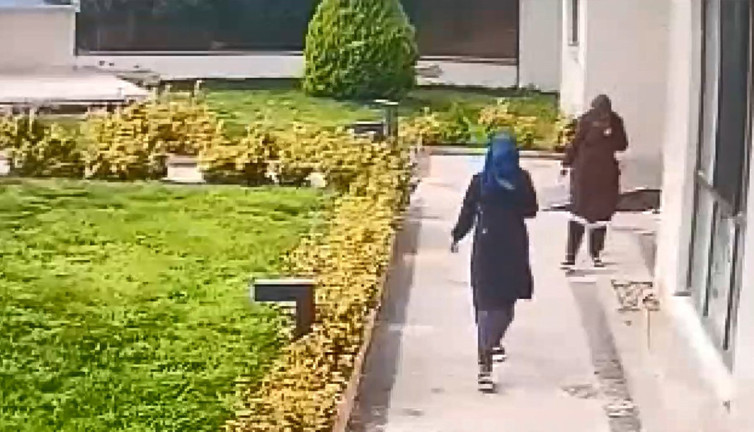 Kadın hırsızlar Eskişehir'de polisin tuzağına düştü! Tuzla’da bir evden ziynet eşyalarını çalmışlardı