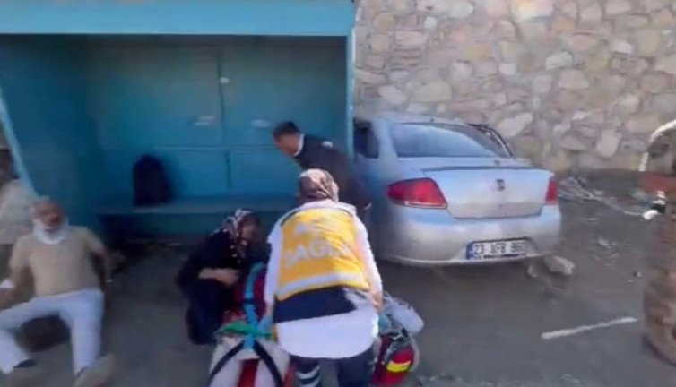Otomobil durağa daldı: Elazığ’da feci kaza: 6 yaralı, 1 ağır