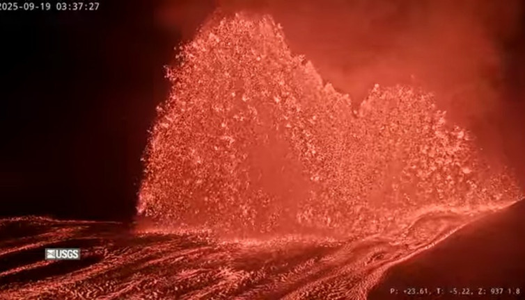 Dünyanın en aktif yanardağı Kilauea’da 33’üncü patlama: Lavlar metrelerce yükseldi!