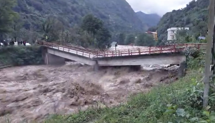 Köprüler yıkıldı, yollar kapandı, insanlar mahsur kaldı. Rize kabusu yaşıyor