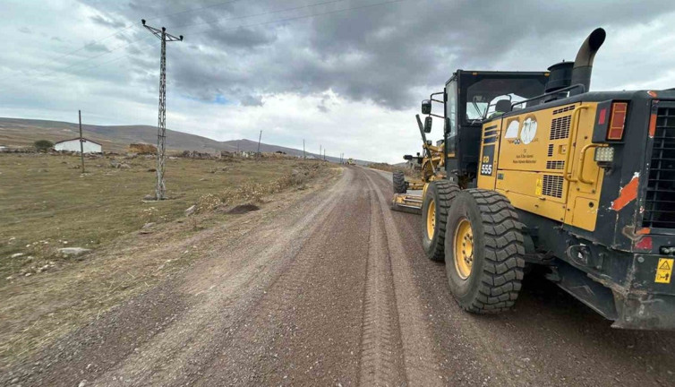 Kars'ta köy yolları yenileniyor!