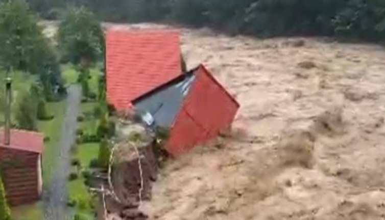 Belediyeden önce sel yıktı