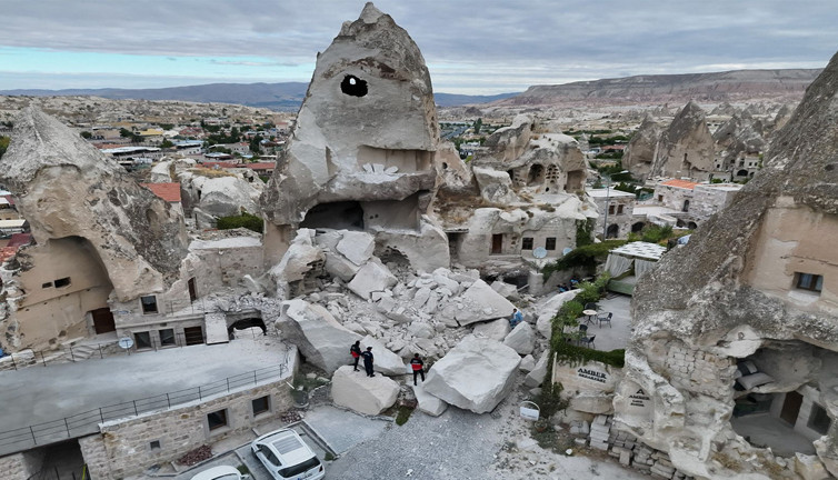 Kapadokya’nın sembolü yerle bir oldu! Peri bacası çöktü