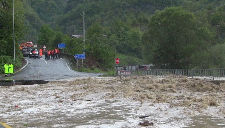 Artvin’de yol ve araziler sular altında! 6 köy yolu kapandı: Heyelan başladı