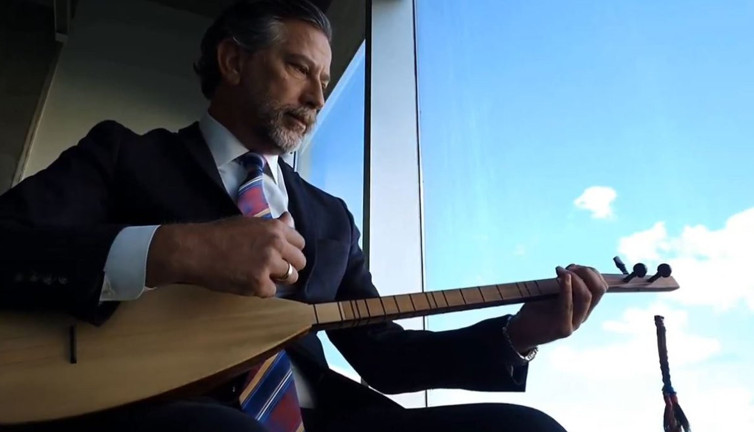 Ünlü sunucu Deniz Bayramoğlu saz çaldı türkü söyledi izlenme rekoru kırdı!