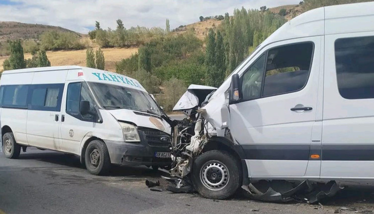 Kayseri’de feci kaza! İki minibüs kafa kafaya çarpıştı. Çok sayıda yolcu yaralandı