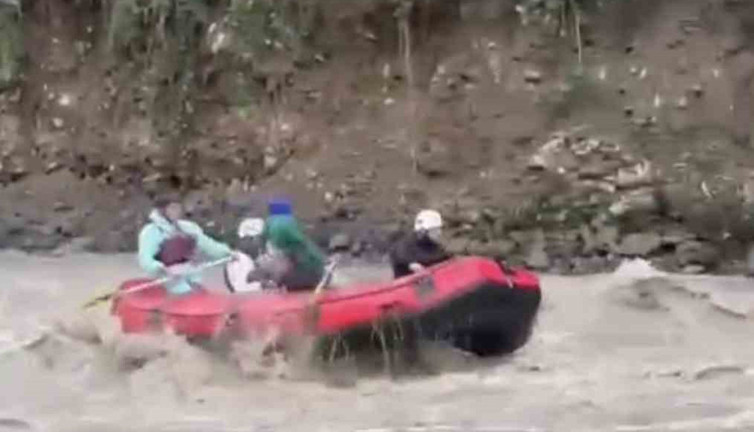 Fırtına gibi bir macera! Sel sularında botla yolculuk: Rize'nin şaşırtıcı hikayesi