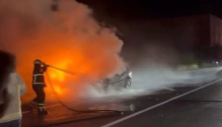 Otomobil yol ortasında alev topuna döndü!