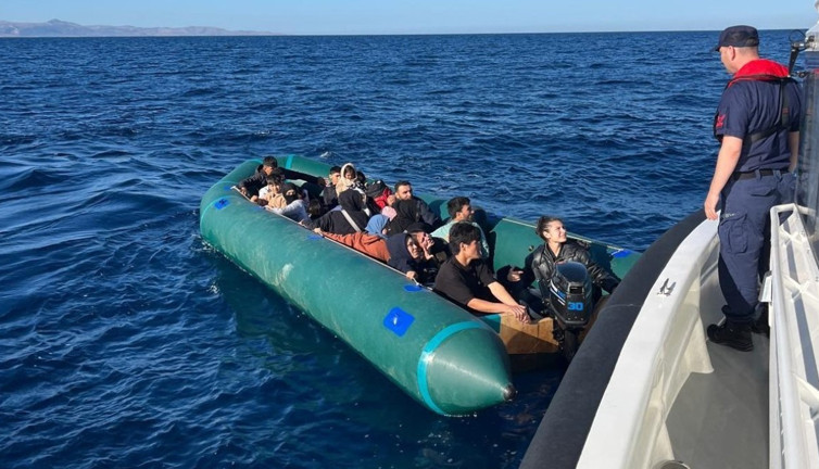 Sahil Güvenlik’ten operasyon: Lastik botta 10’u çocuk 24 göçmen!